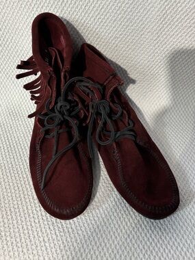 MINNETONKA Sz 9 Tranper Burgundy Suede Fringe Moccasin Boots Black Laces NWOT